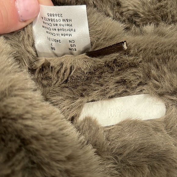 Fuzzy slipper - Picture 2 of 3